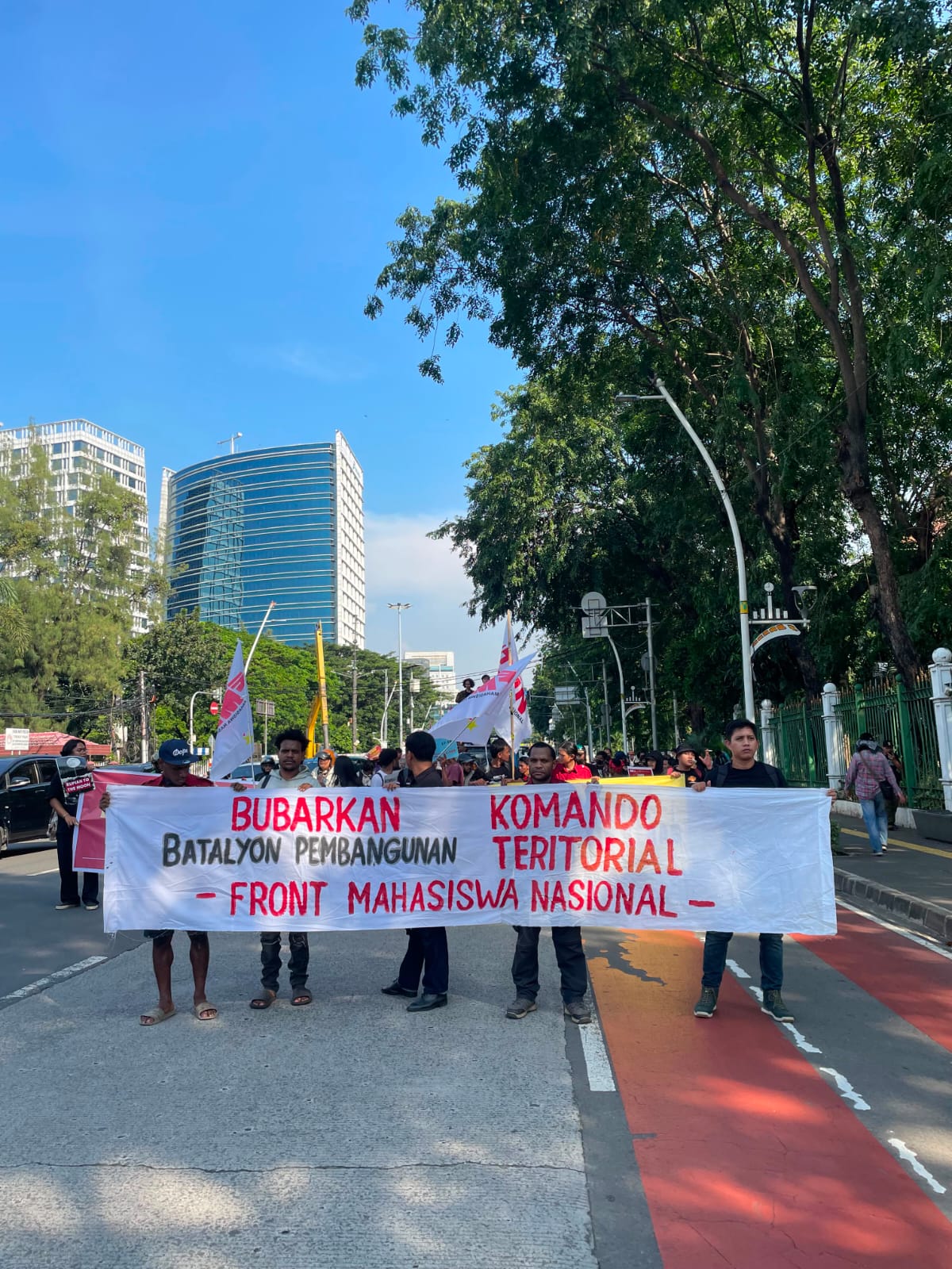 Aliansi Perisai Geruduk Markas Tni